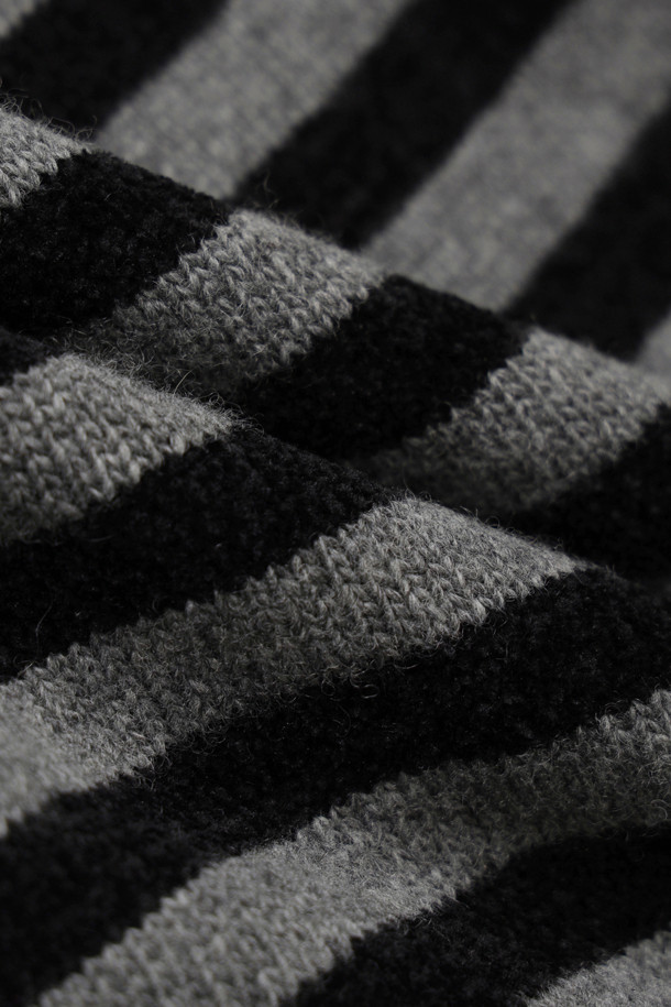 [Re-Order] 스트라이프 리본 니트 가디건은 부드러운 니트 소재로 제작되어 봄, 가을에 착용하기 좋은 여성용 가디건입니다. 라운드넥 디자인에 긴 소매 기장으로, 세미 스탠다드핏으로 편안하게 착용할 수 있습니다. 얇은 두께감과 부드러운 촉감이 특징이며, 히든 스냅 여밈과 리본 디테일이 여성스러운 분위기를 더합니다. 베이직하고 캐주얼한 스타일로, 데이트룩이나 봄 소풍룩에 활용하기 좋으며, 다양한 하의와 코디하여 미니멀, 클래식 스타일을 연출할 수 있습니다.
