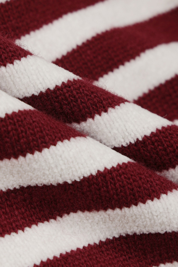 [Re-Order] 스트라이프 리본 니트 가디건은 가을, 겨울 시즌에 어울리는 여성 니트/스웨터입니다. 와인, 화이트 두 가지 컬러로 출시되었으며, 캐주얼, 미니멀, 클래식 스타일을 연출하기 좋습니다. 부드러운 촉감의 니트 소재에 라운드넥, 긴소매, 중간 두께로 디자인되었고, 세미 스탠다드핏으로 편안하게 착용 가능합니다. 히든 스냅 여밈과 리본 디테일이 돋보이며, 데이트룩 또는 모임룩에 활용하거나, 아우터 안에 이너로도 활용할 수 있어 실용적입니다. 다양한 하의와 코디하여 폭넓은 스타일을 연출해보세요.
