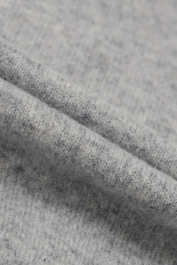 멜란지 그레이 컬러의 자수 디테일 브이넥 니트 가디건입니다. 울과 나일론 혼방 소재로 제작되어 포근하면서도 가벼운 착용감을 선사합니다. 세미 루즈핏에 크롭 기장으로, 캐주얼하고 베이직한 스타일을 연출하며, 플라워 모티브 단추와 조직감 디테일이 돋보입니다. 긴소매 디자인으로 가을, 겨울철 데이트룩이나 모임룩에 활용하기 좋으며, 레이어드 스타일링으로 다양한 분위기를 연출할 수 있습니다.
