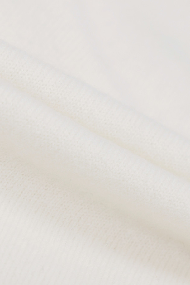 아이보리 컬러의 자수 디테일 브이넥 니트 가디건입니다. 울과 나일론 혼방 소재로 제작되어 포근함과 가벼운 촉감을 선사하며, 가을, 겨울 시즌에 안성맞춤입니다. 세미 루즈핏으로 편안하게 착용 가능하며, 플라워 모티브 단추와 좌우 포켓 디자인, 소매/등판/앞판의 서로 다른 조직감이 돋보입니다. 브이넥 라인으로 다양한 이너와 레이어드하여 데이트룩, 모임룩, 클래식, 미니멀, 캐주얼 스타일 모두 연출할 수 있습니다.
