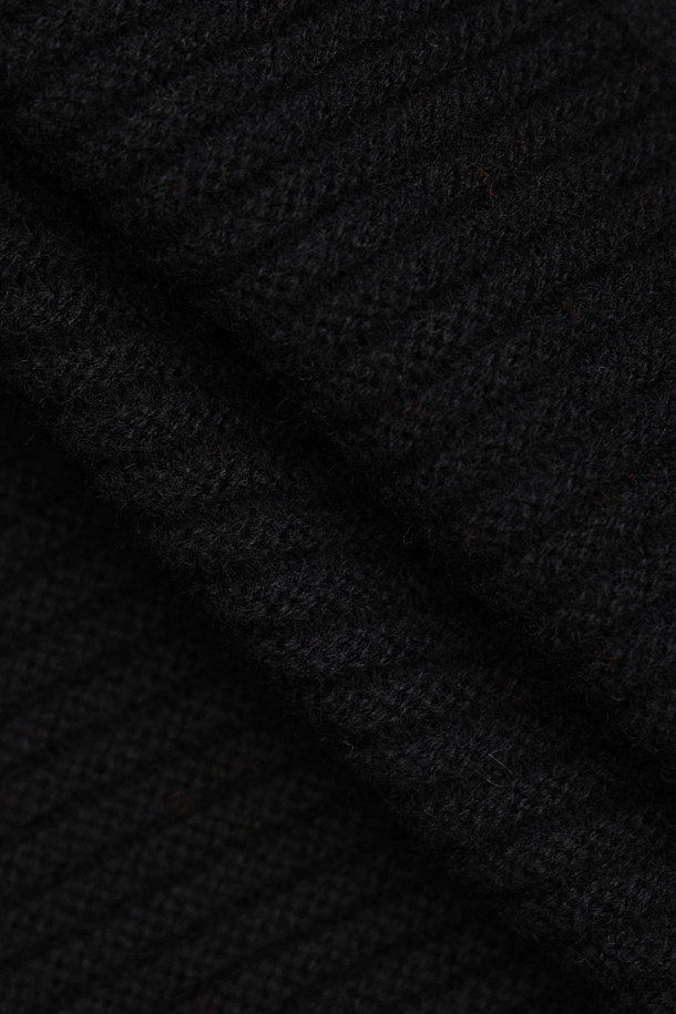 체크 리본 라운드 넥 니트 가디건 (블랙)은 가을, 겨울 시즌에 어울리는 여성 의류입니다. 부드러운 울 소재에 두꺼운 두께감으로 따뜻함을 제공하며, 라운드 넥과 긴 소매, 루즈핏으로 편안한 착용감을 선사합니다. 케이블 조직감과 체크 패턴이 클래식하고 캐주얼한 무드를 더하며, 체크 리본 장식이 여성스러운 포인트를 더합니다. 데이트룩, 모임룩, 출근룩 등 다양한 TPO에 활용 가능한 매력적인 아이템입니다.
