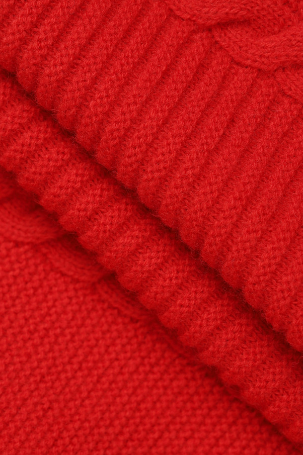 [Re-Order] 체크 리본 라운드 넥 니트 가디건 (레드)는 포근한 울 소재로 제작되어 가을, 겨울 시즌에 따뜻하게 착용하기 좋은 여성 니트 가디건입니다. 체크 패턴과 리본 장식이 걸리시한 무드를 더하며, 라운드 넥과 긴 소매 디자인으로 부드러운 촉감을 선사합니다. 넉넉한 루즈핏과 코쿠닝 실루엣으로 편안함을 강조하며, 데이트룩, 모임룩 등 다양한 TPO에 캐주얼, 클래식, 걸리시 스타일로 연출하기 좋습니다. 두꺼운 두께감의 케이블 조직 니트로 제작되어 따뜻함과 스타일을 동시에 잡았습니다.
