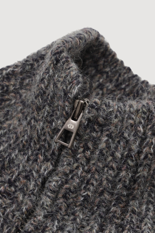 세련된 자수 디테일이 돋보이는 "자수 포인트 집업 니트 가디건 (그레이)"입니다. 부드러운 니트 소재와 두꺼운 두께감으로 따뜻하고 포근한 착용감을 선사하며, 래글런 소매와 페플럼 디자인으로 여성스러운 실루엣을 연출합니다. 하이넥 디자인과 금속 지퍼, 밑단 러플, 로고 자수, 핸드메이드 자수 등 섬세한 디테일들이 유니크한 스타일을 완성합니다. 캐주얼, 클래식, 미니멀 스타일 모두 소화 가능하며 모임룩으로도 활용하기 좋습니다. 쌀쌀한 가을, 겨울 시즌에 폭넓게 활용할 수 있는 실용적인 아이템입니다.
