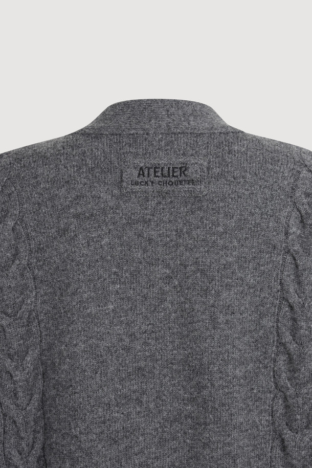 [Atelier] 벨벳 프릴 V넥 가디건 (다크 그레이)은 부드러운 울, 캐시미어, 나일론 혼방 소재로 제작되어 가을, 겨울 시즌 따뜻하고 포근하게 착용할 수 있습니다. 루즈핏 디자인에 케이블 조직감과 벨벳 프릴 디테일이 더해져 유니크하면서도 클래식한 분위기를 연출합니다. V넥 라인과 긴 소매 기장으로 여성스러운 실루엣을 강조하며, 고급스러운 개발 금속 단추로 포인트를 더했습니다. 겨울 데일리룩, 모임룩, 데이트룩 등 다양한 TPO에 맞춰 클래식, 미니멀, 시크한 스타일을 완성해보세요.
