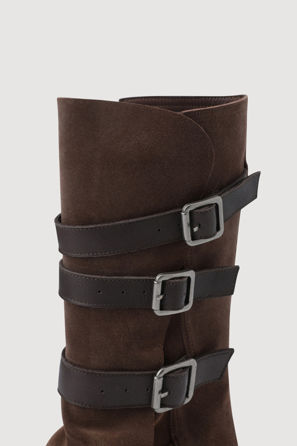 세련된 무드의 스웨이드 미들 부츠(브라운)입니다. 라운드 앞코와 청키힐 디자인으로 캐주얼하면서도 클래식한 스타일을 연출합니다. 부드러운 스웨이드 소재에 스트랩 버클 디테일, 앞부분 접이식 디자인이 돋보이며, 미들컷 탑라인으로 다리 라인을 더욱 돋보이게 합니다. 가을, 겨울 시즌, 가을 나들이룩, 겨울 데일리룩에 폭넓게 활용 가능하며, 인솔 쿠셔닝으로 편안한 착용감을 선사합니다. 미니멀한 스타일을 선호하는 여성분들께 추천합니다.
