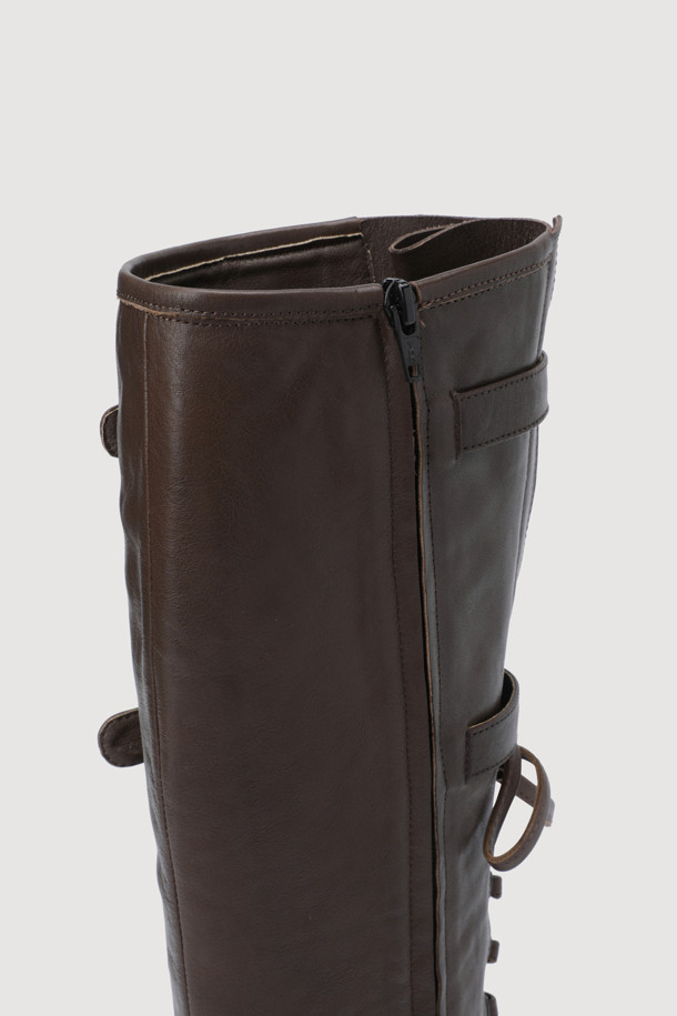 브라운 부츠는 여성용 신발로, 가을과 겨울에 착용하기 좋습니다. 라운드 토 디자인에 가죽 소재로 제작되었으며, 로우 힐 플랫 굽으로 편안함을 더했습니다. 레이스업과 버클 여밈으로 밀리터리 스타일을 연출하며, 미드컷 탑라인과 스트랩 디테일이 돋보입니다. 캐주얼, 클래식 스타일 연출에 적합하며, 겨울 데일리룩, 산책룩, 여행룩에 활용하기 좋습니다.
