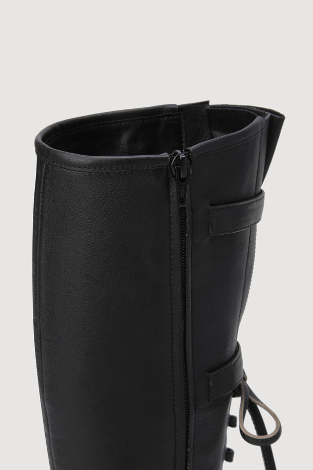 **[Re-Order] 레이스업 워싱 레더 롱 워커 부츠(블랙)**

빈티지한 감성의 워싱 가죽 소재와 블랙 컬러가 돋보이는 여성 롱 워커 부츠입니다. 라운드 토우 디자인에 미드컷 탑라인으로 편안함과 스타일리시함을 동시에 잡았습니다. 청키힐 굽으로 안정적인 착화감을 제공하며, 3개의 금속 엠블럼 버클과 안쪽 지퍼, 레이스업 디자인으로 사이즈 조절 및 탈착용이 용이합니다. 가을, 겨울 시즌 데일리룩, 나들이룩, 데이트룩에 캐주얼하면서도 클래식한 무드를 더해보세요.
