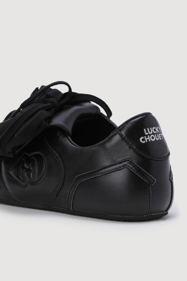 리본 장식이 돋보이는 블랙 컬러의 가죽 스니커즈입니다. 캐주얼하고 클래식한 스타일로, 일상 또는 가벼운 산책 시 편안하게 착용하기 좋습니다. 가볍고 부드러운 가죽 소재로 제작되었으며, 배색 컬러의 안창이 돋보입니다. 플랫 굽으로 편안한 착용감을 제공하며, 끈으로 묶어 발에 맞게 조절할 수 있습니다. 미니멀한 디자인에 사랑스러운 리본 디테일이 더해져 여성스러운 매력을 더합니다.
