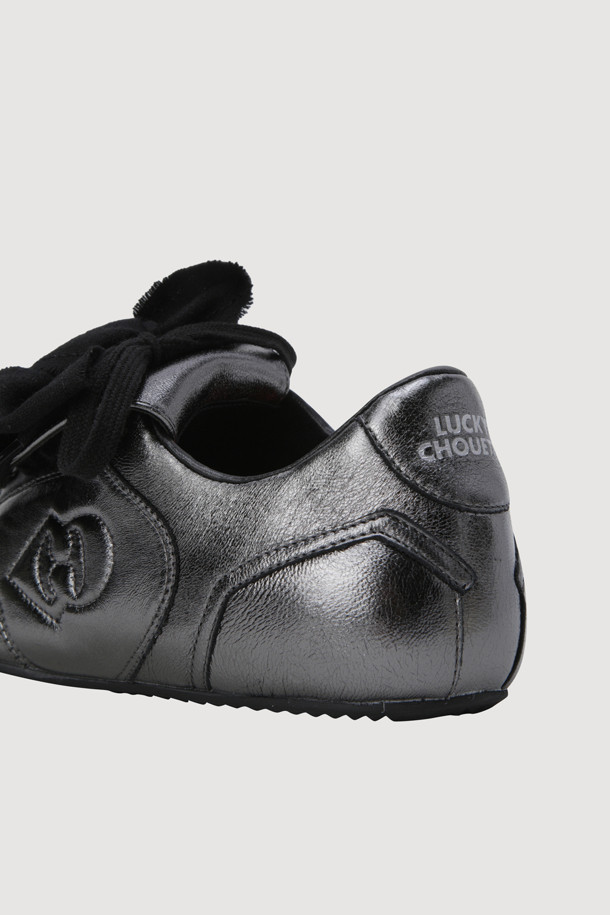 리본 장식 레더 스니커즈(실버)는 편안함과 스타일을 모두 갖춘 여성용 운동화입니다. 부드러운 가죽 소재로 제작되어 고급스러운 느낌을 주며, 라운드 앞코와 플랫 굽으로 편안한 착용감을 선사합니다. 실버 컬러에 리본 장식이 더해져 캐주얼하면서도 클래식한 무드를 연출하며, 가벼운 무게감으로 일상생활에서 부담 없이 착용하기 좋습니다. 동네 마실, 산책, 카페 등 다양한 TPO에 맞춰 미니멀한 스타일을 완성해 보세요. 봄, 여름, 가을 계절에 활용할 수 있는 데일리 아이템입니다.
