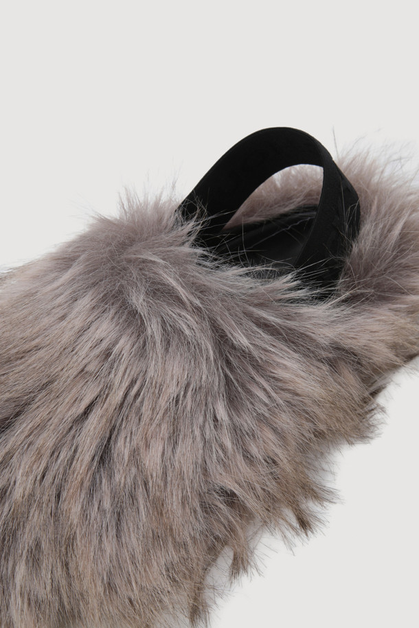 A-페이크 퍼 클로그(다크 베이지)는 여성용 클로그로, 가을과 겨울에 따뜻하고 포근하게 착용하기 좋은 슈즈입니다. 라운드 앞코에 페이크 퍼 소재를 사용하여 부드러운 질감을 살렸으며, 안감 역시 퍼로 마감해 보온성을 높였습니다. 플랫 굽으로 편안한 착용감을 제공하며, 오픈형 디자인과 뒷부분 레터링 밴드 디테일이 캐주얼하면서도 스트릿한 감성을 더합니다. 쿠셔닝을 보강하여 활동성을 높였으며, 고급스러운 패키지로 제공되어 선물용으로도 좋습니다. 동네 마실룩, 겨울 데일리룩, 산책룩 등 다양한 TPO에 미니멀, 캐주얼, 스트리트 스타일로 연출해보세요.
