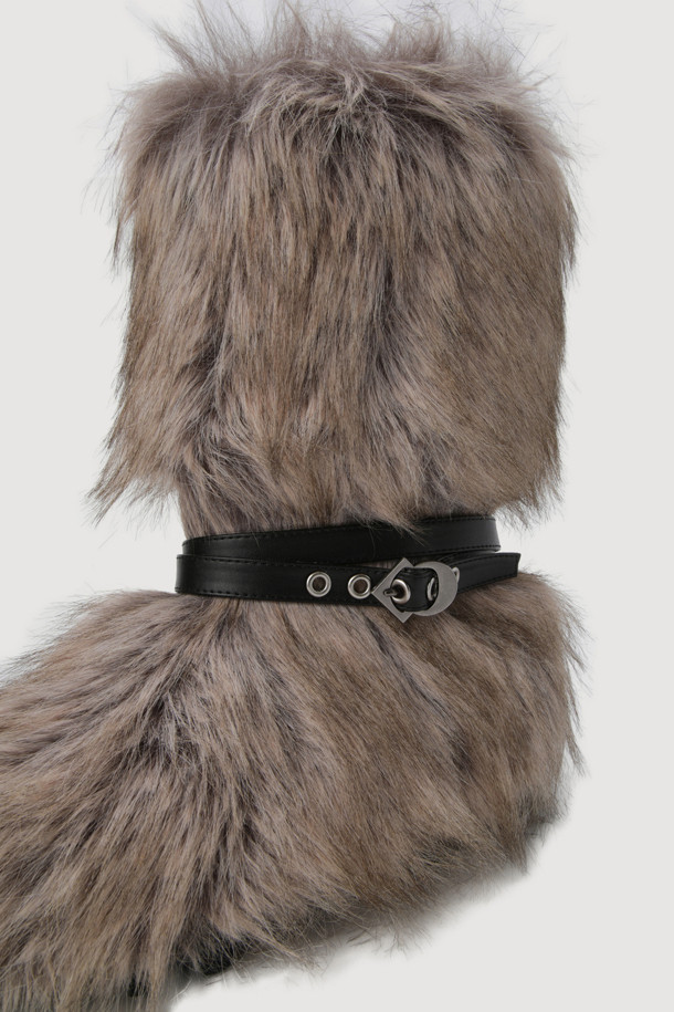 다크 베이지 컬러의 A-Fake Fur 부츠입니다. 여성용 부츠로, 페이크 퍼와 가죽 소재를 사용하여 겨울철 따뜻하게 착용할 수 있습니다. 클래식하면서도 유니크한 스타일을 연출하며, 엠블럼 버클 장식으로 포인트를 더했습니다. 쿠셔닝을 보강하여 편안한 착화감을 제공하며, 겨울 데일리룩, 모임룩, 쇼핑룩에 모두 잘 어울립니다. 미니멀하고 시크한 스타일을 즐기는 여성분들께 추천합니다.
