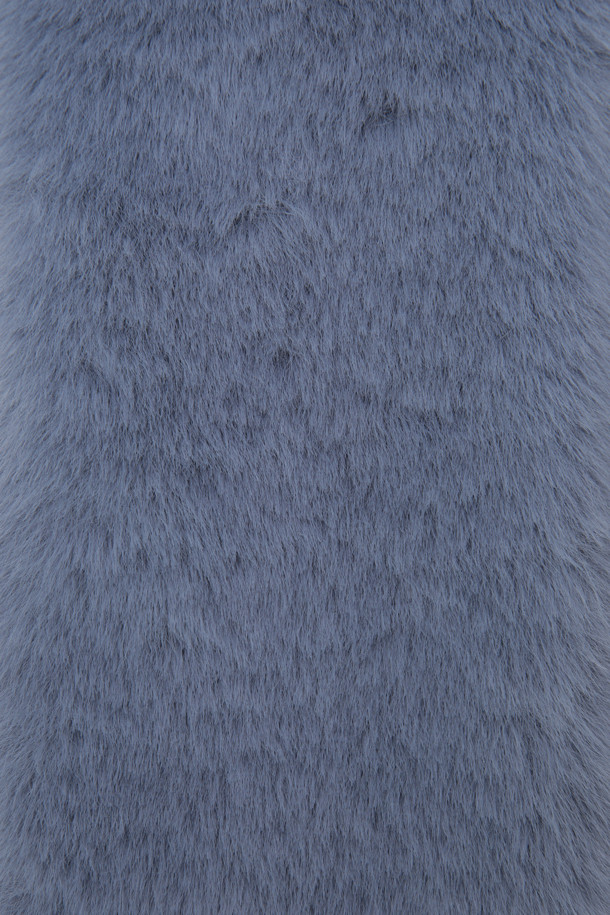 와펜 포인트 페이크 퍼 머플러(블루)는 부드러운 페이크 퍼 소재로 제작되어 겨울철 보온성을 높여주는 머플러입니다. 톤 다운된 블루 컬러와 무지 디자인으로 어떤 스타일에도 쉽게 매치할 수 있으며, 와펜 장식이 포인트로 돋보입니다. 두꺼운 두께감으로 추위를 효과적으로 막아주며, 넉넉한 사이즈로 목을 감싸 포근한 착용감을 선사합니다. 캐주얼, 미니멀 스타일은 물론 겨울 데일리룩, 산책룩, 동네 마실룩 등 다양한 TPO에 활용하기 좋은 데일리 아이템입니다.
