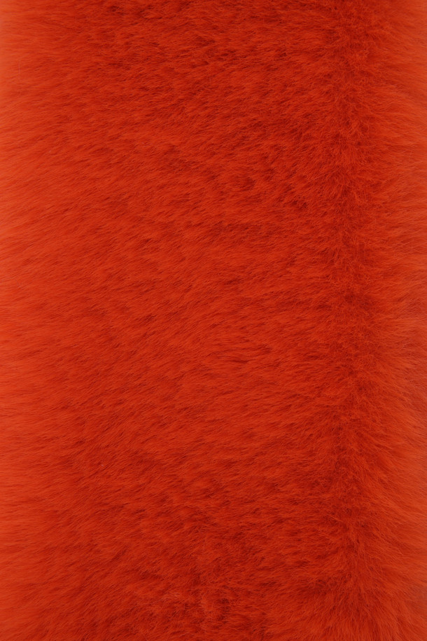 오렌지 컬러의 와펜 포인트 페이크 퍼 머플러입니다. 부드러운 촉감의 한 톤 페이크 퍼 소재로 제작되어 겨울철 데일리룩에 따뜻함과 캐주얼한 무드를 더해줍니다. 앞쪽에 와펜 장식으로 유니크한 포인트를 주어 밋밋함을 덜었습니다. 두꺼운 두께감으로 보온성을 높였으며 활용도가 높아 겨울철 필수 아이템으로 추천합니다.
