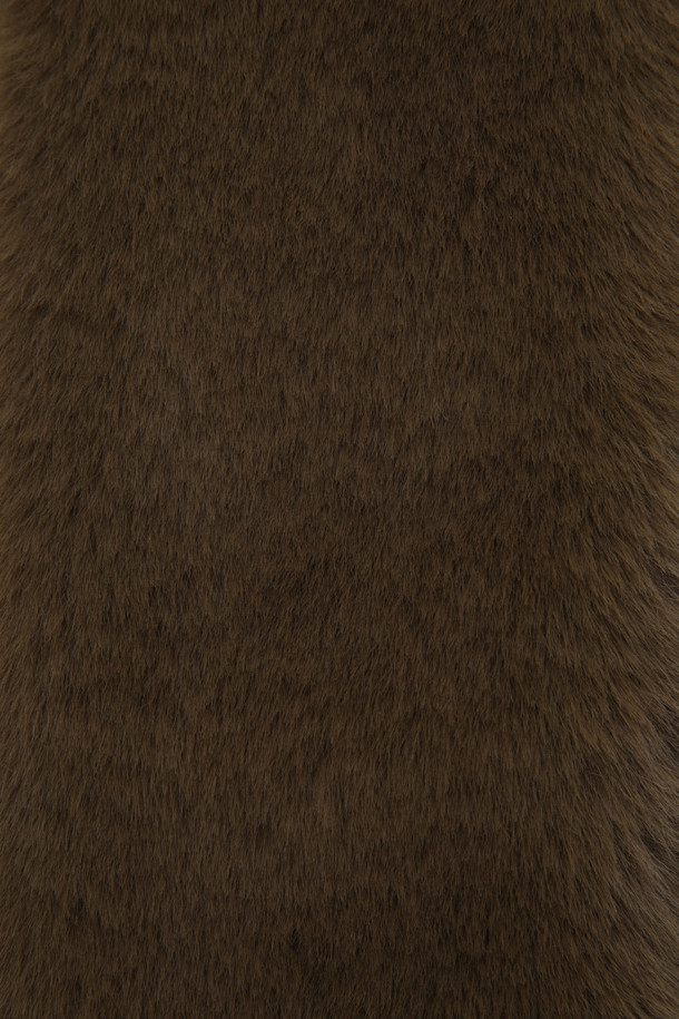 Wappen Point 페이크 퍼 머플러(멀티 컬러)는 가을과 겨울에 활용하기 좋은 데일리 머플러입니다. 캐주얼, 미니멀, 클래식 스타일 모두 소화 가능한 디자인으로, 다양한 룩에 매치하기 용이합니다. 멀티 컬러 페이크 퍼 소재에 와펜 장식이 더해져 포인트를 줍니다. 가을 나들이룩, 겨울 데일리룩 등 TPO에 맞춰 스타일링하여 보온성과 패션을 동시에 잡을 수 있습니다.
