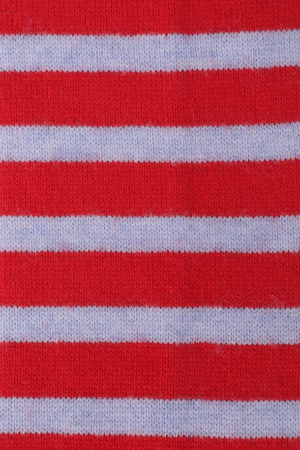 레드 컬러의 스트라이프 니트 머플러입니다. 울, 캐시미어, 나일론 혼방 소재로 제작되어 부드러운 촉감과 뛰어난 보온성을 제공합니다. 가을, 겨울철 일상에서 활용하기 좋은 베이직하고 캐주얼한 스타일의 머플러로, 다양한 스타일 연출이 가능합니다. 얇은 두께감으로 답답함 없이 착용할 수 있으며, 스트라이프 패턴이 포인트를 더합니다.
