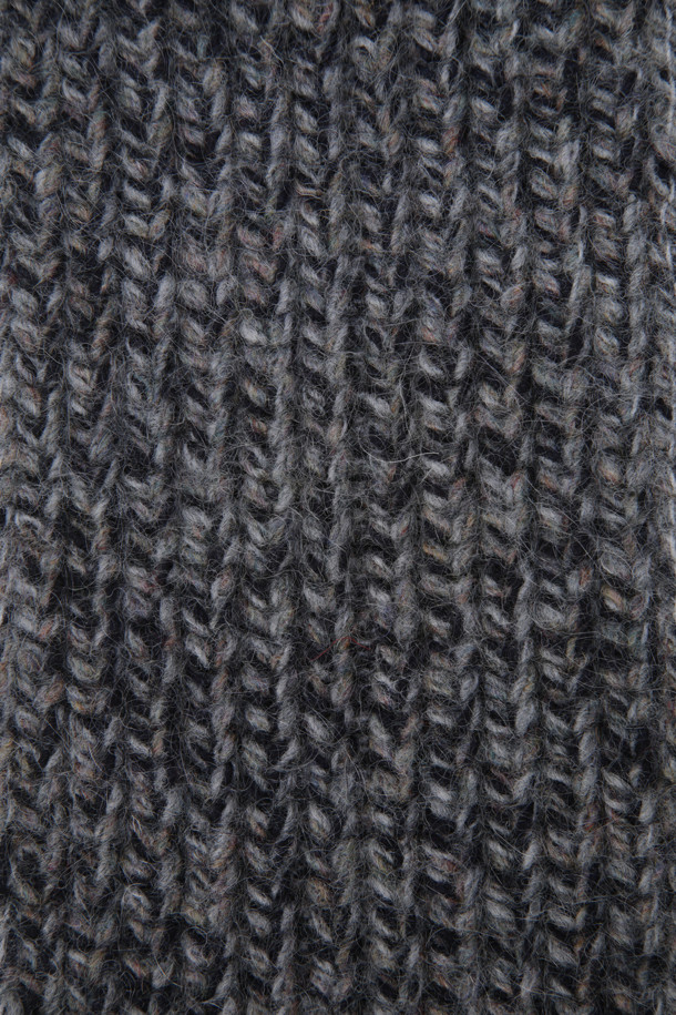 "Frill Knit 머플러(멜란지 그레이)"는 캐주얼과 클래식 스타일을 모두 아우르는 유니크한 디자인의 머플러입니다. 멜란지 그레이 컬러의 니트 소재로 제작되어 부드러운 촉감을 선사하며, 가을과 겨울에 따뜻하게 착용할 수 있습니다. 양 끝의 프릴 디테일과 언발란스한 조직감이 특징이며, MULINE 타입 원사를 사용하여 풍성한 볼륨감을 더했습니다. 모임룩에 포인트를 더할 수 있는 아이템입니다.
