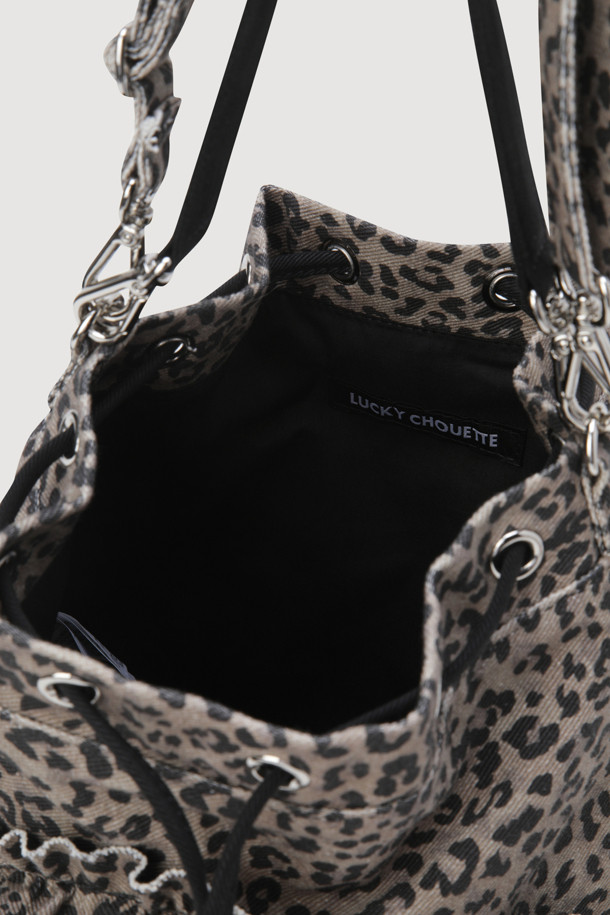 모티브 포인트 레오파드 복조리 백(베이지)은 캐주얼, 클래식, 로맨틱 스타일을 모두 아우르는 여성용 가방입니다. 코튼 트윌 소재로 제작되었으며, 레오파드 패턴과 프릴, 금속 장식이 포인트로 디자인되었습니다. 복조리형 디자인에 조임용 끈으로 간편하게 여닫을 수 있으며, 핸들 스트랩과 숄더 스트랩을 함께 제공하여 투웨이 연출이 가능합니다. 특히 꽃 셰입 디테일과 가벼운 착용감으로 데이트룩, 카페룩, 모임룩 등 다양한 TPO에 활용하기 좋습니다.
