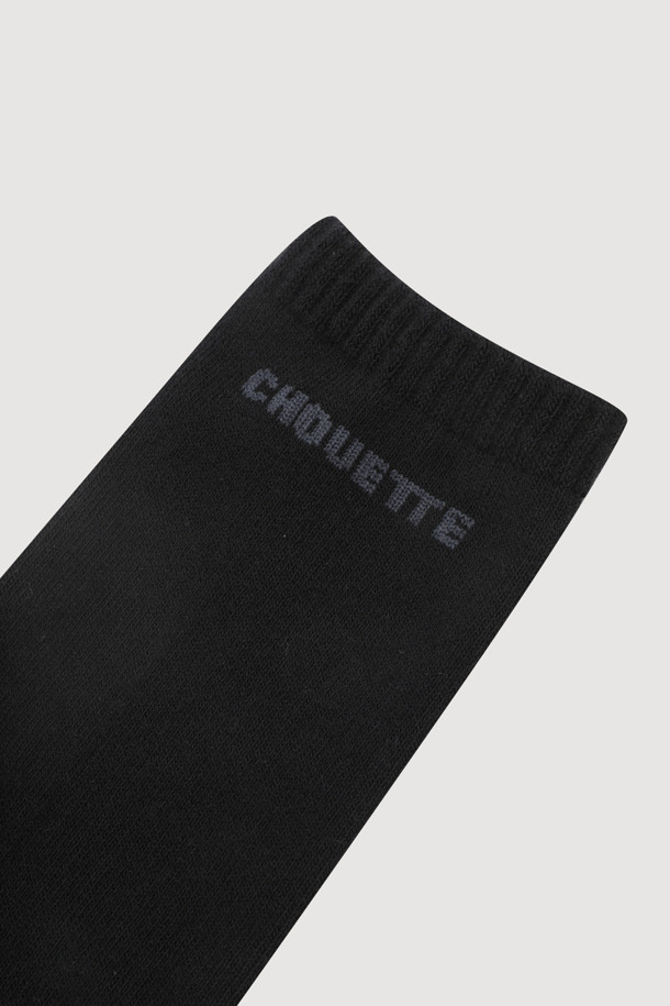 레터링 포인트 삭스(블랙)는 데일리룩에 활용하기 좋은 양말입니다. 발목 상단 레터링 포인트와 바닥 엠블럼 모티브 자카드 디테일이 특징이며, 캐주얼 및 미니멀 스타일을 연출하기 좋습니다. 면 소재로 제작되어 편안한 착용감을 선사하며, 동네 마실룩에 적합합니다. 블랙 컬러의 단품으로 제공됩니다.
