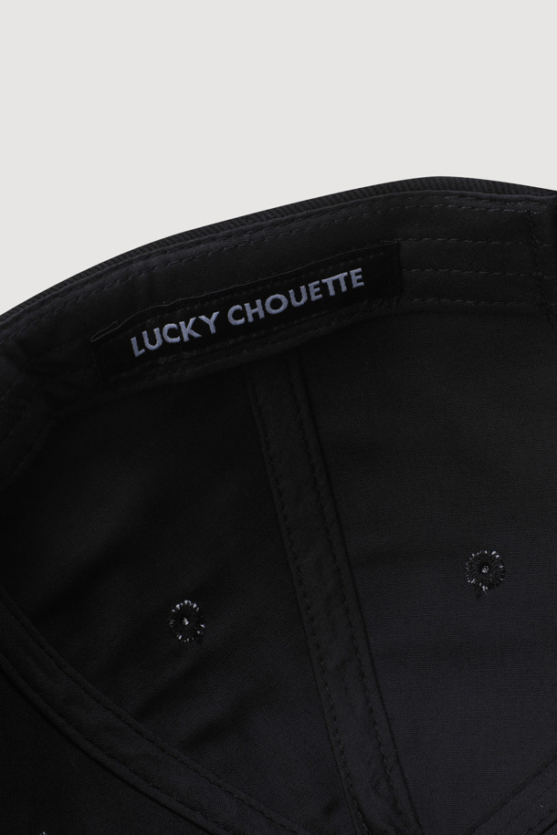 [Re-Order] 레터링 자수 볼캡은 일상, 산책룩, 여행룩 등 다양한 TPO에 활용 가능한 볼캡입니다. 캐주얼, 미니멀, 클래식 스타일을 즐겨 입는 분들께 추천하며, 부드러운 촉감의 면 소재로 제작되어 편안한 착용감을 선사합니다. 모자 앞면에는 레터링 자수가, 측면에는 엠블럼 자수가 놓여 세련된 디자인을 완성합니다. 고밀도 10수 트윌 소재를 사용하여 튼튼하며, 후면 사이즈 조절 버클로 편리하게 핏을 조절할 수 있습니다. 블랙 색상으로 어떤 스타일에도 쉽게 매치할 수 있는 데일리 아이템입니다.
