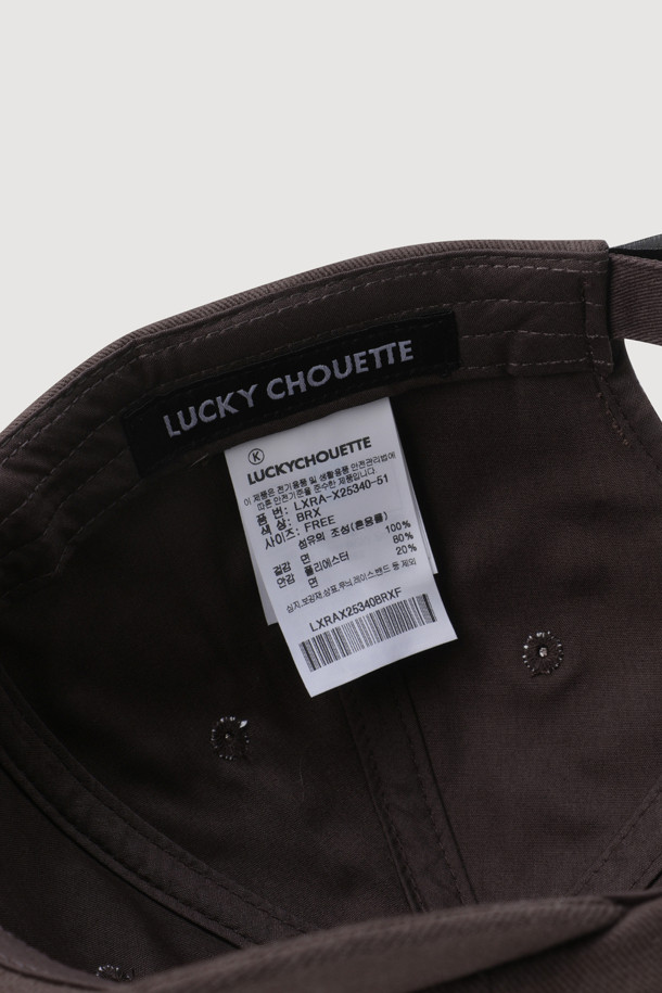 [Re-Order] 레터링 자수 볼캡은 데일리룩에 포인트를 더하는 모자입니다. 부드러운 촉감의 고밀도 10수 트윌 면 소재로 제작되어 편안한 착용감을 제공합니다. 앞면 레터링 자수와 측면 엠블럼 자수, 후면 꼬마 라벨 디테일이 돋보이며, 후면 사이즈 조절 버클로 핏을 조절할 수 있습니다. 봄, 여름, 가을 계절에 산책룩, 여행룩, 캐주얼, 미니멀, 클래식 스타일 등 다양한 스타일에 활용하기 좋습니다. 브라운 컬러로 어떤 룩에도 자연스럽게 매치됩니다.
