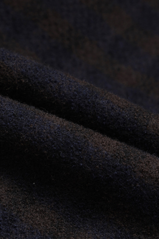 세련된 블랙 컬러의 체크 블루종 하프 코트입니다. 가을, 겨울 시즌에 어울리는 캐주얼 스타일로, 일상에서의 편안함을 추구하는 여성분들께 추천합니다. 큼직한 칼라와 패치 포켓, 리브 소맷단 및 밑단 디테일이 돋보이며, 스냅 버튼 여밈 방식으로 간편하게 착용할 수 있습니다. 레귤러 핏에 하프 기장으로, 가을 나들이룩, 겨울 데일리룩, 데이트룩 등 다양한 TPO에 맞춰 클래식하고 미니멀한 스타일을 연출해보세요.
