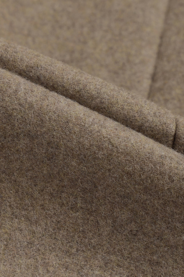 후드 스트랩 포인트 하프 코트는 부드러운 울과 캐시미어 혼방 소재로 제작되어 가을, 겨울 시즌 따뜻하게 착용할 수 있는 여성용 코트입니다. 베이지 컬러의 무지 디자인으로, 캐주얼, 클래식, 미니멀한 스타일 모두 소화 가능하며 일상, 산책, 카페 등 다양한 TPO에 활용할 수 있습니다. 오버핏의 하프 기장으로 편안한 착용감을 선사하며, 와이드 후드, 비죠 장식, 아웃포켓 디테일이 특징입니다. 버튼 여밈 방식과 긴 소매 기장으로 보온성을 높였으며, 부드러운 촉감으로 편안하게 즐길 수 있습니다.
