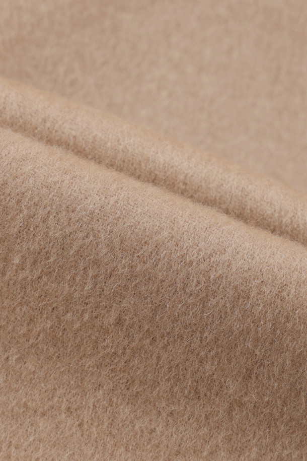 후드 스트랩 포인트 하프 코트는 가을, 겨울 시즌에 어울리는 캐주얼 스타일의 오버핏 코트입니다. 부드러운 울과 캐시미어 혼방 소재로 제작되어 뛰어난 촉감을 자랑하며, 비죠 여밈 방식과 아웃포켓 디테일이 돋보입니다. 와이드 후드가 적용되어 편안함과 스타일리시함을 동시에 잡았으며, 하프 기장으로 활동성을 높였습니다. 일상, 산책, 동네 마실룩 등 다양한 TPO에 활용 가능하며, 미니멀하고 클래식한 스타일을 연출하기 좋습니다. 베이지 색상으로 어떤 옷에도 쉽게 매치할 수 있어 활용도가 높습니다.
