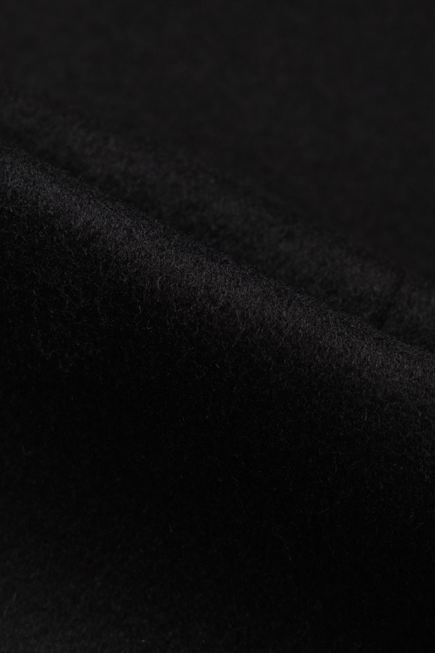 후드 스트랩 포인트 하프 코트는 부드러운 울과 캐시미어 혼방 소재로 제작되어 가을, 겨울 시즌에 착용하기 좋은 여성용 코트입니다. 캐주얼하고 미니멀한 스타일을 연출하며, 무지 패턴의 블랙 컬러로 어떤 룩에도 쉽게 매치할 수 있습니다. 오버핏 디자인에 와이드 후드, 비죠 장식 여밈, 양옆 아웃포켓 디테일이 더해져 실용성과 디자인을 모두 갖췄습니다. 하프 기장의 넉넉한 핏으로 겨울 데일리룩, 쇼핑룩, 카페룩 등 다양한 TPO에 활용할 수 있으며, 클래식한 무드까지 더했습니다.
