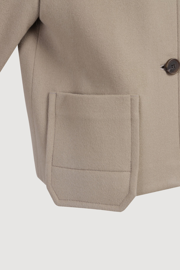 베이직한 디자인과 부드러운 촉감이 돋보이는 울 하프 코트입니다. 가을, 겨울 시즌 여성 의류로, 미니멀하고 시크한 스타일을 연출하기 좋습니다. 레귤러핏으로 제작되었으며, 하프 기장과 긴 소매가 특징입니다. 가슴 포켓과 사이드 포켓이 있어 실용성을 더했으며, 버튼 여밈 방식으로 편안하게 착용할 수 있습니다. 겨울 데일리룩, 출근룩, 오피스룩 등 다양한 TPO에 활용하여 클래식한 분위기를 완성해보세요.
