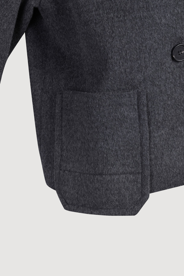 울 하프 코트는 여성용 아우터로, 가을과 겨울에 착용하기 좋은 두꺼운 울 소재의 하프 코트입니다. 미니멀하고 베이직한 스타일로, 톤 다운된 그레이 컬러와 무지 디자인이 특징입니다. 긴소매에 레귤러핏으로 제작되었으며, 버튼 여밈 방식과 가슴 및 사이드 포켓 디테일이 돋보입니다. 출근룩, 겨울 데일리룩, 오피스룩 등 다양한 TPO에 활용 가능한 클래식, 미니멀, 시크 스타일의 코트입니다.
