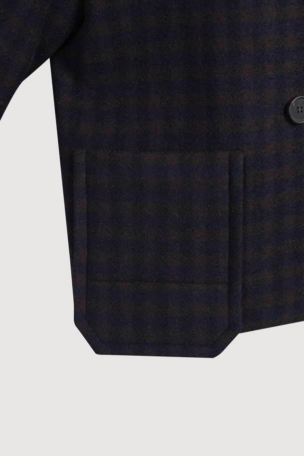 차분하고 세련된 무드의 울 하프 코트입니다. 블랙 컬러에 클래식한 체크 패턴이 돋보이며, 베이직한 디자인으로 유행을 타지 않아 오랫동안 즐겨 입을 수 있습니다. 가을, 겨울 시즌에 적합하며, 두꺼운 울 소재로 제작되어 따뜻함을 선사합니다. 출근룩, 오피스룩, 겨울 데일리룩 등 다양한 TPO에 활용 가능하며, 레귤러핏으로 편안한 착용감을 제공합니다. 하프 기장의 코트로, 가슴 포켓과 사이드 포켓 디테일로 실용성을 더했습니다.
