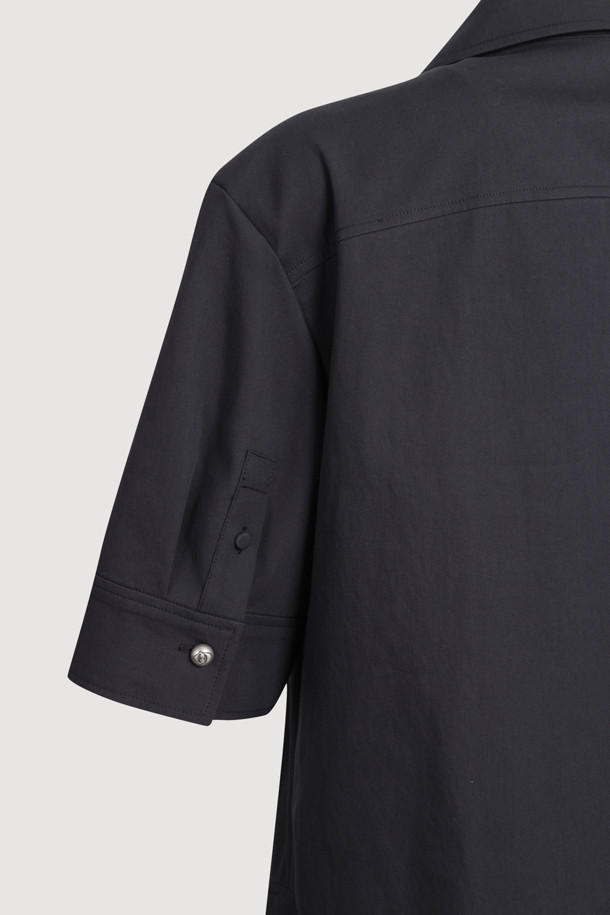 프릴 포인트 드레스 (라이트 블랙)는 우아한 스타일을 연출하는 여성용 원피스입니다. 봄, 여름에 어울리는 A라인 핏과 하프 소매 기장으로 시원하고 편안하게 착용할 수 있습니다. 스탠드 칼라와 버튼 여밈, 프릴 디테일이 더해져 로맨틱하고 클래식한 분위기를 자아냅니다. 데이트룩, 카페룩, 모임룩 등 다양한 TPO에 활용하기 좋으며, 루즈핏으로 편안한 착용감을 선사합니다. 라이트 블랙 컬러의 무지 패턴으로 어떤 스타일에도 쉽게 매치할 수 있습니다.
