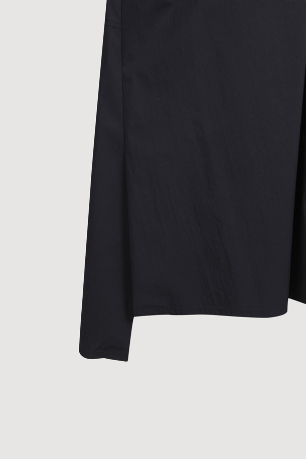 하프 슬리브 셔츠 원피스는 미니멀하고 베이직한 스타일의 여성용 원피스입니다. 봄, 여름 계절에 어울리며, 블랙 컬러의 무지 디자인으로 제작되었습니다. 셔츠 칼라와 반소매 기장으로 단정함을 더하고, 루즈핏과 A라인 치마핏으로 편안한 착용감을 선사합니다. 중앙 플리츠 주름, 넥라인 뒷면 트임, 언밸런스 버튼 디자인, 양옆 포켓, 턴업 소매, 뒷면 하단 중앙 슬릿 등의 디테일이 돋보입니다. 데이트룩, 카페룩, 캐주얼, 클래식 스타일을 연출하기 좋습니다.
