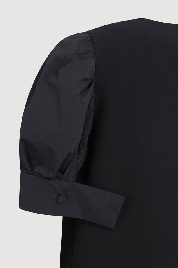 Puff Block 메탈 심볼 드레스 (다크 블랙)는 모던한 스타일의 여성 미니 원피스입니다. 다크 블랙 컬러의 무지 디자인으로, 사계절 내내 활용 가능합니다. 라운드넥 디자인에 배색 퍼프 소매가 특징이며, 메탈 심볼 디테일이 세련된 포인트를 더합니다. 뒷면 넥 라인 스냅 버튼과 지퍼 여밈으로 편안한 착용감을 선사하며, 양옆 포켓으로 실용성을 높였습니다. 데이트룩, 모임룩, 카페룩 등 다양한 TPO에 클래식, 미니멀, 시크한 스타일로 연출해보세요.
