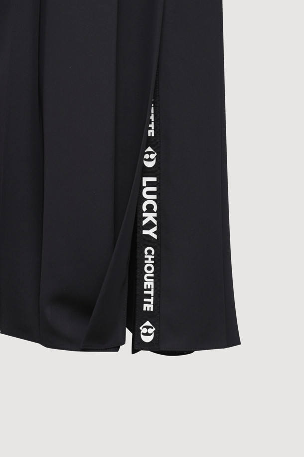 3 버튼 플리츠 드레스 (블랙)는 여성스러움을 강조하는 플리츠 디자인의 롱 기장 원피스입니다. 테일러드 칼라와 3버튼 여밈 디테일이 클래식하면서도 미니멀한 무드를 연출합니다. 뒷면 요크 디테일이 은은한 포인트를 더하며, 블랙 컬러로 어떤 자리에도 잘 어울리는 시크한 스타일을 완성합니다. 오피스룩, 모임룩, 데이트룩 등 다양한 TPO에 맞춰 활용할 수 있는 사계절 필수 아이템입니다. 일자핏으로 편안하면서도 세련된 실루엣을 선사합니다.
