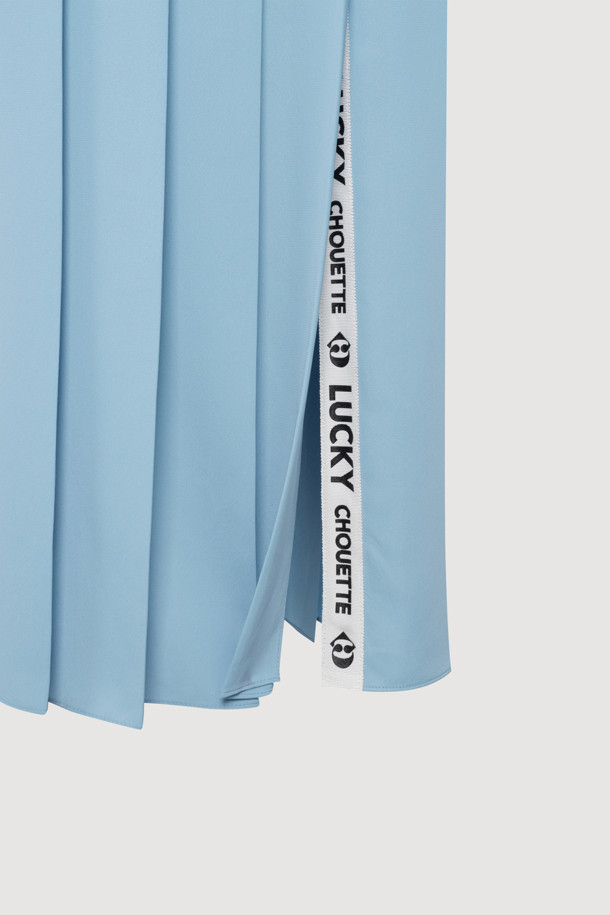 3 버튼 플리츠 드레스 (블루)는 클래식하고 미니멀한 스타일을 추구하는 여성 고객을 위한 플리츠 원피스입니다. 테일러드 네크라인과 3버튼 여밈, 요크 디테일이 특징이며, 일자핏의 롱 기장으로 디자인되었습니다. 봄, 여름 시즌에 어울리는 반소매 디자인이며, 데이트룩, 카페룩, 모임룩 등 다양한 TPO에 활용할 수 있습니다. 차분한 블루 컬러의 무지 원피스로, 세련된 분위기를 연출합니다.
