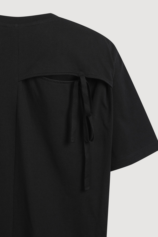 리본 롱 저지 반소매 원피스는 캐주얼한 스타일을 추구하는 여성분을 위한 아이템입니다. 부드러운 면 소재로 제작되어 봄, 여름 시즌에 편안하게 착용할 수 있습니다. 무지 블랙 컬러에 정면과 후면에 리본 디테일이 더해져 여성스러운 포인트를 줍니다. 레귤러핏으로 편안한 착용감을 선사하며, 사이드 포켓이 있어 실용성까지 갖추었습니다. 동네 마실룩, 데이트룩 등 다양한 TPO에 활용 가능하며, 미니멀, 클래식한 스타일을 연출하기 좋습니다.
