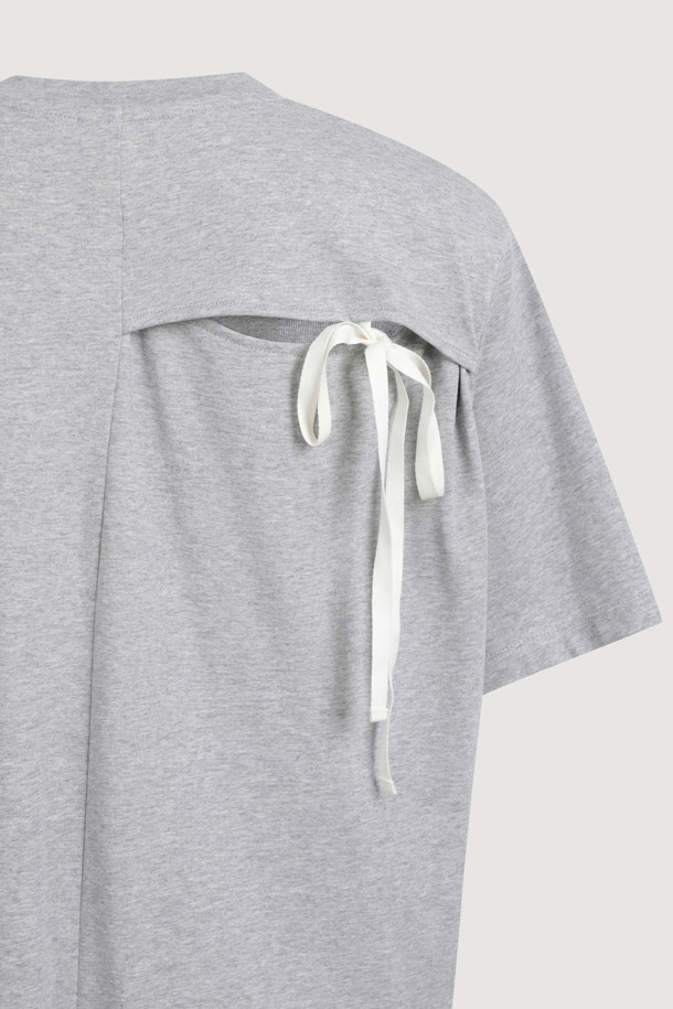 리본 롱 저지 반소매 원피스는 부드러운 면 소재의 H라인 롱 원피스입니다. 캐주얼한 무드의 그레이 컬러 무지 디자인으로, 봄, 여름 계절에 시원하게 착용하기 좋습니다. 라운드넥에 반소매 기장이며, 리본 디테일이 여성스러움을 더합니다. 동네 마실룩, 산책룩, 여행룩 등 다양한 TPO에 어울리는 활용도 높은 아이템입니다. 사이드 포켓이 있어 실용성을 높였으며, 아울렛 전용 제품으로 만나보실 수 있습니다.
