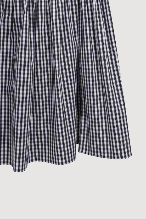 **스트라이프 체크 혼방 민소매 원피스 (블랙)**

러블리한 무드의 여성용 슬리브리스 드레스입니다. 블랙과 화이트 컬러의 스트라이프와 체크 패턴이 혼합되어 유니크한 디자인을 선사합니다. A라인 치마핏과 티어드 타입의 치마가 여성스러운 실루엣을 연출하며, 어깨 스트랩 길이 조절이 가능하여 편안하게 착용할 수 있습니다. 넓은 넥라인과 암홀, 리본 디테일이 사랑스러운 포인트를 더합니다. 데이트룩, 카페룩, 여행룩 등 다양한 TPO에 어울리는 로맨틱, 걸리시, 미니멀 스타일의 원피스입니다.
