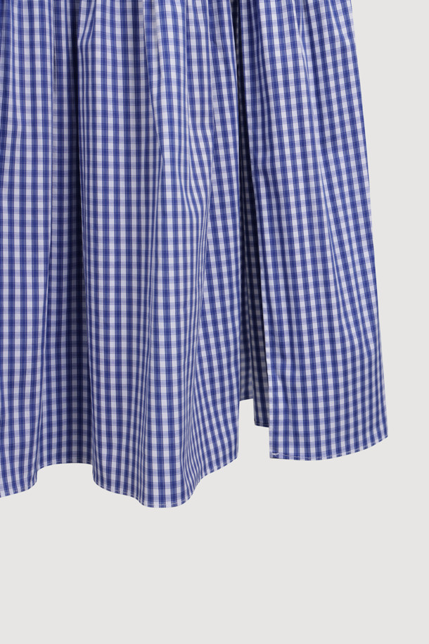 블루 컬러의 스트라이프와 체크 패턴이 혼합된 슬리브리스 드레스입니다. 사랑스러운 무드의 플레어 치마 디자인으로, 어깨 스트랩 길이 조절이 가능하여 편안하게 착용할 수 있습니다. 스퀘어넥 라인과 리본 디테일이 여성스러운 포인트를 더합니다. 데이트룩, 카페룩, 휴가룩 등 다양한 TPO에 로맨틱, 리조트, 걸리시 스타일을 연출하기 좋습니다. 여름 시즌에 어울리는 민소매 디자인으로 시원하게 즐길 수 있으며, 티어드 치마핏이 경쾌함을 더합니다.
