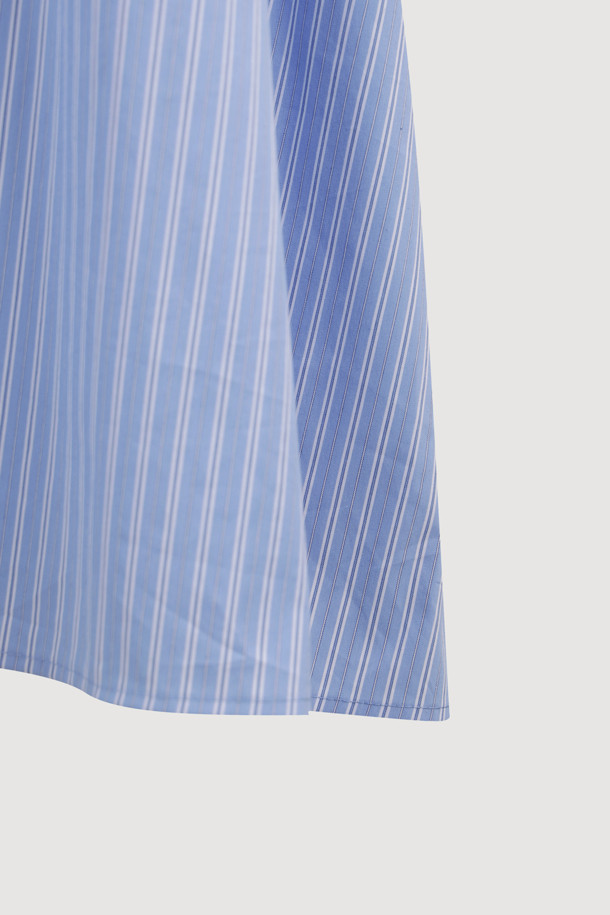 블루와 화이트 스트라이프 패턴이 시원한 느낌을 주는 셔츠 원피스입니다. 부드러운 면 혼방 소재로 제작되어 편안한 착용감을 선사하며, 허리 러플 스트링 디테일이 여성스러운 실루엣을 연출합니다. 오픈 카라 디자인과 반소매 기장으로 캐주얼한 분위기를 더하고, 히든 버튼과 소매단 버튼, 바스트 자수 디테일이 돋보입니다. A라인 플레어 스커트 핏으로 데이트룩, 카페룩, 봄 소풍룩 등 다양한 TPO에 활용하기 좋습니다. 미니멀, 캐주얼, 클래식 무드를 동시에 즐길 수 있는 셔츠 원피스로, 루즈핏으로 편안하게 착용할 수 있습니다.
