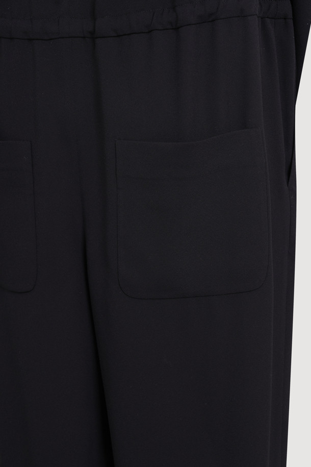 레이어드 오버롤 점프수트 (블랙)는 여성스러운 매력을 강조하는 데이트룩, 카페룩, 휴가룩에 어울리는 아이템입니다. 시크하고 미니멀한, 그리고 로맨틱한 스타일을 연출할 수 있습니다. 어깨 스트랩 디자인과 상단 레이어드 디테일로 세련된 느낌을 더하며, 이너 레이어드하여 다양한 스타일을 시도할 수 있습니다. 실키한 촉감과 무지 패턴, 블랙 컬러가 어우러져 고급스러운 분위기를 자아냅니다. 골드 엠블럼 메탈 장식이 포인트로 더해져, 특별한 날 당신의 스타일을 완성해 줄 것입니다.
