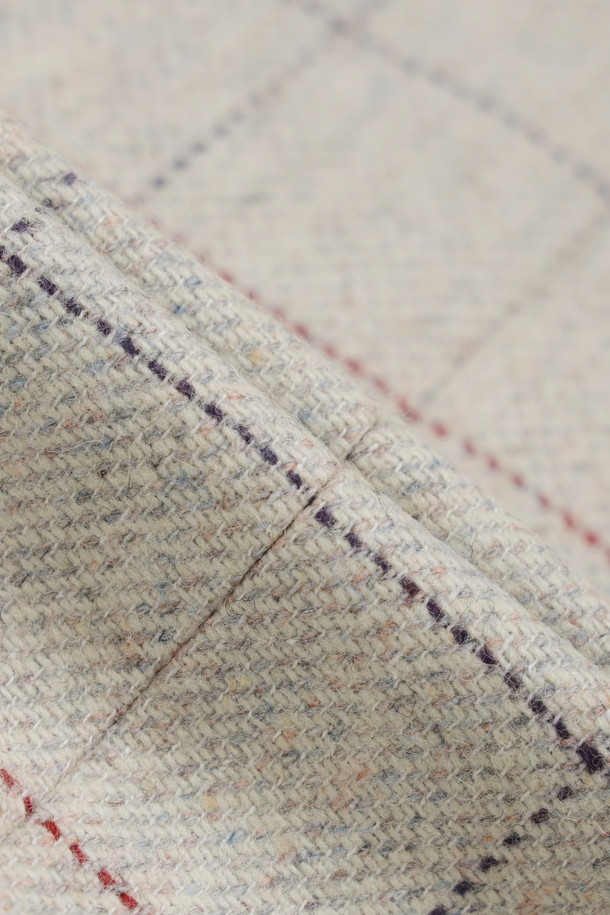 프린지 디테일 체크 재킷은 가을, 겨울 시즌에 어울리는 캐주얼 스타일의 여성 자켓입니다. 부드러운 울 소재와 레귤러핏으로 편안한 착용감을 선사하며, 라운드넥과 어깨 패드가 내장되어 세련된 실루엣을 연출합니다. 그레이 컬러의 체크 패턴이 돋보이며, 양옆 패치 포켓과 프린지 디테일이 포인트로 더해져 데이트룩, 겨울 데일리룩 등 다채로운 스타일링에 활용하기 좋습니다. 로고 버튼과 긴 소매, 크롭 기장 디자인으로 캐주얼, 클래식, 미니멀한 무드를 동시에 즐길 수 있습니다.
