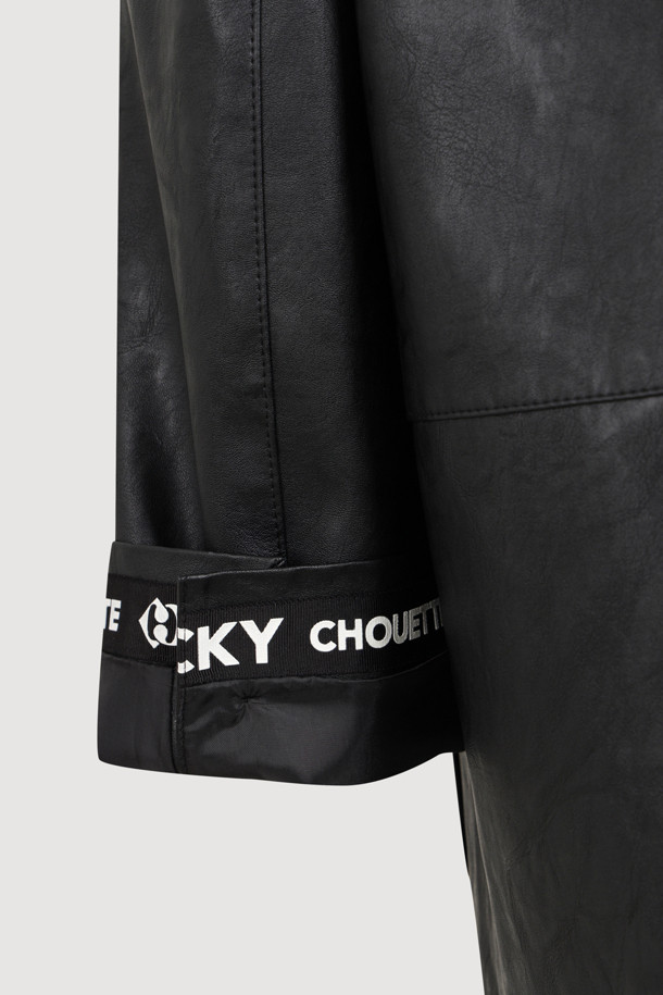 세련된 무드의 여성용 칼라리스 페이크 레더 재킷입니다. 미니멀하고 모던한 디자인으로, 봄, 가을 시즌 데이트룩, 모임룩, 가을 나들이룩에 활용하기 좋습니다. 블랙 컬러의 무지 디자인에 두꺼운 인조 가죽 소재로 제작되었으며, 레귤러 핏과 긴 소매 기장으로 편안하게 착용할 수 있습니다. 싱글 버튼 여밈 방식에 소맷단 2버튼, 바스트 포켓, 아웃포켓, 로고 디테일, 뒷트임, 안감 디자인 등 섬세한 디테일이 돋보입니다. 클래식하고 시크한 스타일을 연출해보세요.
