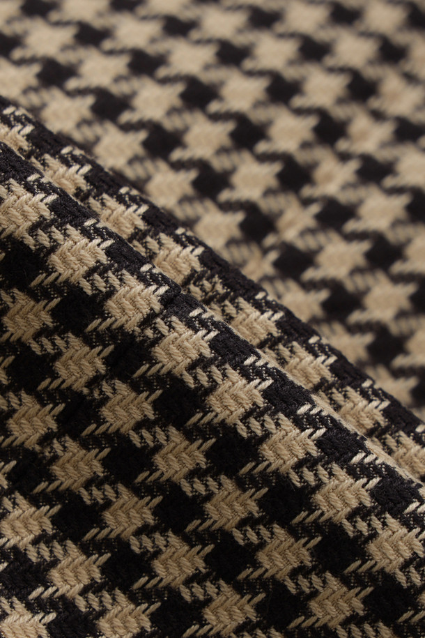 하운드 투스 체크 라운드넥 재킷은 블랙과 화이트 컬러의 조화가 돋보이는 아우터입니다. 미니멀하고 클래식한 스타일을 추구하는 분들을 위해 디자인되었으며, 봄, 가을 시즌에 적합합니다. 라운드넥 디자인에 어깨 패드, 심볼 버튼, 미니 패치 포켓 디테일이 더해져 시크한 무드를 선사합니다. 크롭 기장과 레귤러핏으로, 데이트룩, 오피스룩, 모임룩 등 다양한 TPO에 활용하기 좋습니다. 긴 소매와 하운드투스 체크 패턴이 특징이며, 버튼으로 여밈 방식을 조절할 수 있습니다.
