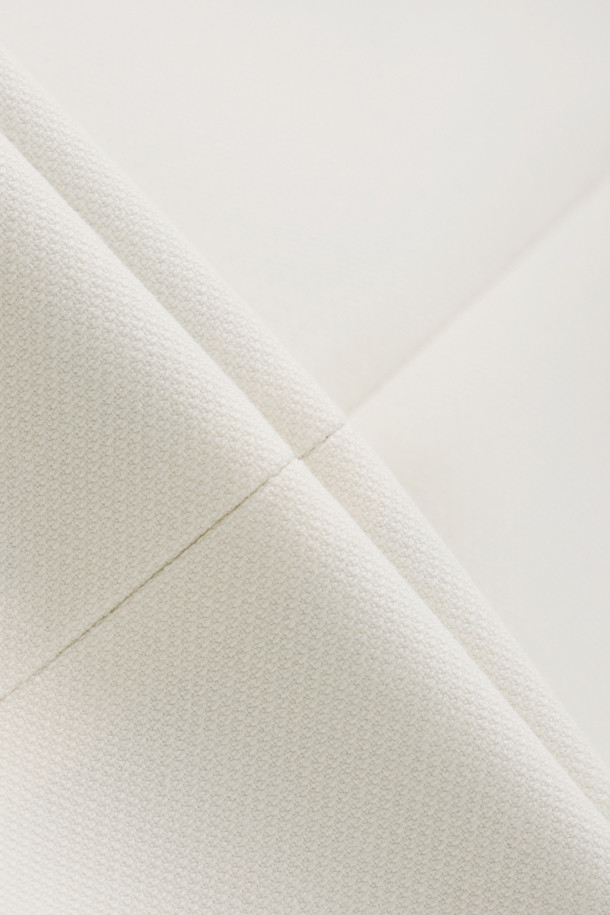 미니멀하고 세련된 무드의 솔리드 라운드넥 재킷입니다. 여성 의류로, 봄, 가을에 착용하기 좋으며, 캐주얼, 포멀, 미니멀 스타일을 연출할 수 있습니다. 화이트 컬러의 무지 디자인이며, 크롭 기장과 레귤러핏으로 시크한 매력을 더합니다. 어깨 패드, 심볼 버튼, 미니 패치 포켓 디테일이 돋보이며, 데이트룩, 카페룩, 오피스룩 등 다양한 TPO에 활용 가능합니다.
