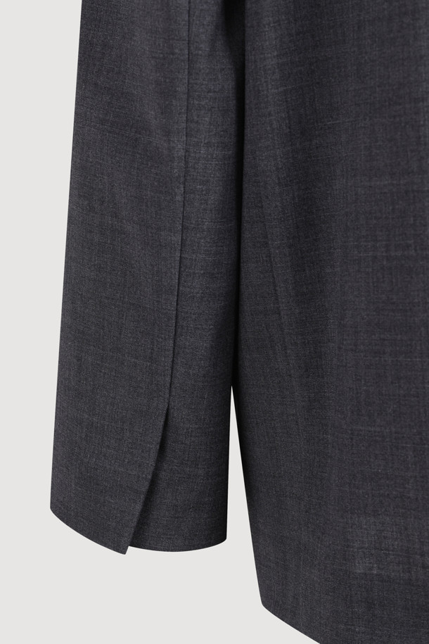 세련된 무드의 여성용 백 슬릿 재킷입니다. 클래식하고 모던한 스타일을 연출하며, 오피스룩, 출근룩, 모임룩 등 다양한 TPO에 활용하기 좋습니다. 부드러운 울 소재로 제작되어 간절기 시즌에 적합하며, 레귤러 핏과 긴 소매 기장으로 편안한 착용감을 선사합니다. 그레이 컬러의 무지 디자인에 테일러드 코트 타입, 버튼 여밈 방식으로 깔끔함을 더했으며, 백 슬릿과 스트랩 디테일이 특징입니다.
