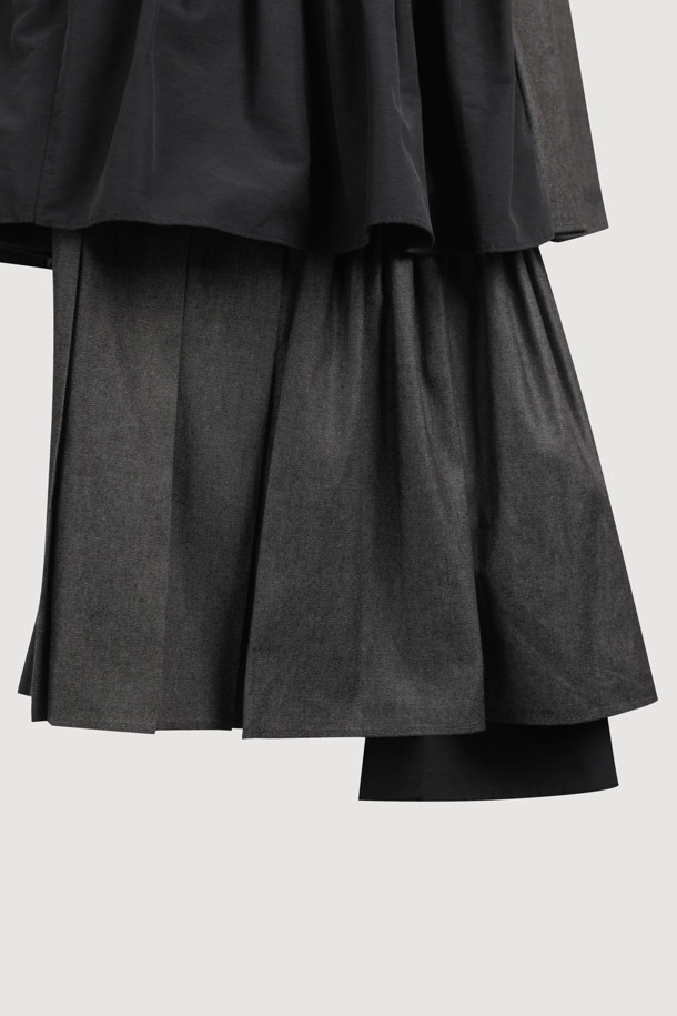 **텍스처 블록 티어드 스커트**

캐주얼, 미니멀, 클래식 스타일을 아우르는 여성용 롱 기장의 티어드 스커트입니다. 허리 밴딩과 후크 & 콘솔 지퍼 여밈으로 편안하면서도 안정적인 착용감을 선사합니다. 무지 디자인으로 다양한 상의와 매치하기 용이하며, 사계절 내내 활용할 수 있습니다. 데이트룩, 쇼핑룩 등 다양한 TPO에 활용하여 스타일리시함을 더해보세요. 블랙 컬러의 텍스처 블록 티어드 스커트는 당신의 옷장에 특별함을 더해줄 것입니다.
