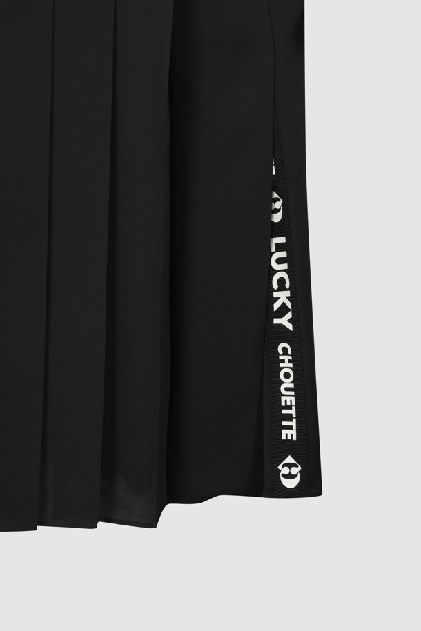 프릴 밴딩 롱 스커트는 페미닌한 무드를 연출하는 여성용 플리츠 스커트입니다. 얇은 두께감의 블랙 컬러 무지 디자인으로, 사계절 내내 활용할 수 있습니다. 뒷밴딩과 좌측 밑트임으로 편안한 착용감을 선사하며, 프릴 디테일과 로고 테이프가 포인트를 더합니다. 데이트룩, 카페룩, 모임룩 등 다양한 TPO에 미니멀, 클래식, 로맨틱 스타일로 연출해 보세요. 안감이 있어 비침 걱정 없이 부드러운 촉감을 즐길 수 있습니다.
