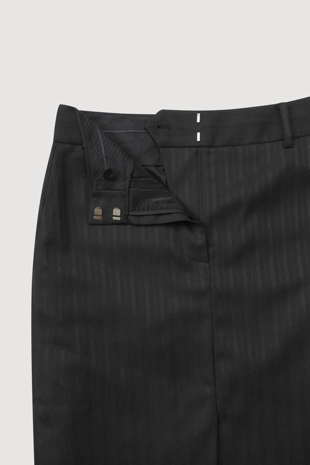 헤링본 슬릿 롱 스커트입니다. 모던한 스타일의 여성 롱 스커트로, 블랙 컬러의 폴리에스테르 소재로 제작되었습니다. H라인과 슬림핏으로 시크한 실루엣을 연출하며, 사계절 내내 착용 가능합니다. 밑트임 디테일과 버튼 및 지퍼 클로징, 페이크 포켓, 로고 테이프가 특징입니다. 오피스룩, 모임룩, 데이트룩 등 다양한 TPO에 클래식, 미니멀, 시크한 스타일로 연출하기 좋습니다.
